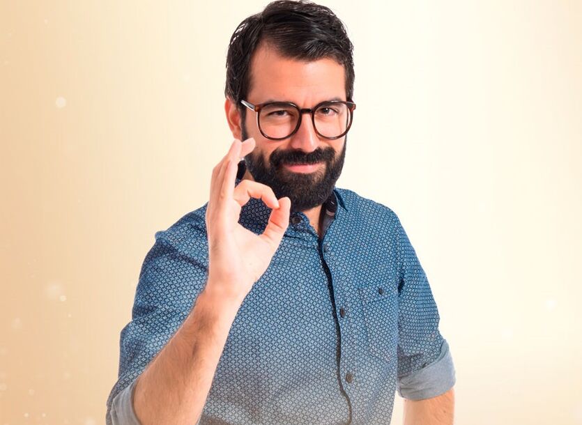 homem está satisfeito com aumento do pênis com refrigerante