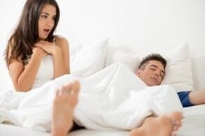 mulher surpreendida com pênis aumentado de cara